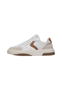Sneaker bianco con suola in gomma testurizzata, materiali in suede e pelle, accentuazione marrone sul lato e dettagli perforati sulla parte superiore.
