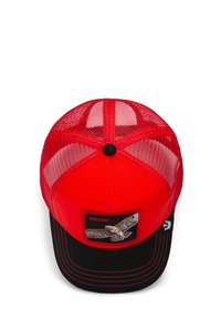 Casquette de baseball en maille rouge et tissu avec une visière noire ; arbore un patch d'aigle et le texte "SQUAD". Fermeture arrière réglable.