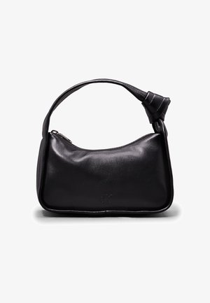 Czarna skórzana torebka o zaokrąglonym kształcie, z zamkiem błyskawicznym i przewiązanym paskiem. Na przedniej części subtelne logo. Gładka faktura.