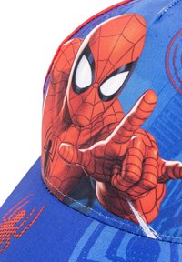 Cappellino da baseball blu con una grafica vibrante e dettagliata di Spider-Man sulla parte anteriore, con un accento rosso e un tessuto testurizzato.