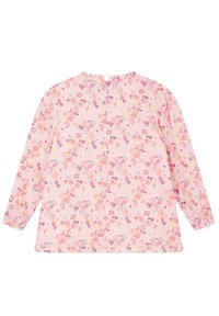 Top floreale a maniche lunghe di colore rosa chiaro, con scollatura arricciata e chiusura posteriore con bottoni. Presenta un motivo di piccoli fiori multicolori.