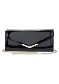Clutch de charol negro con una cadena dorada, que presenta un elegante acento metálico en forma de V y un cierre con solapa estilo sobre.