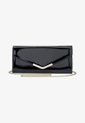 Clutch de charol negro con una cadena dorada, que presenta un elegante acento metálico en forma de V y un cierre con solapa estilo sobre.