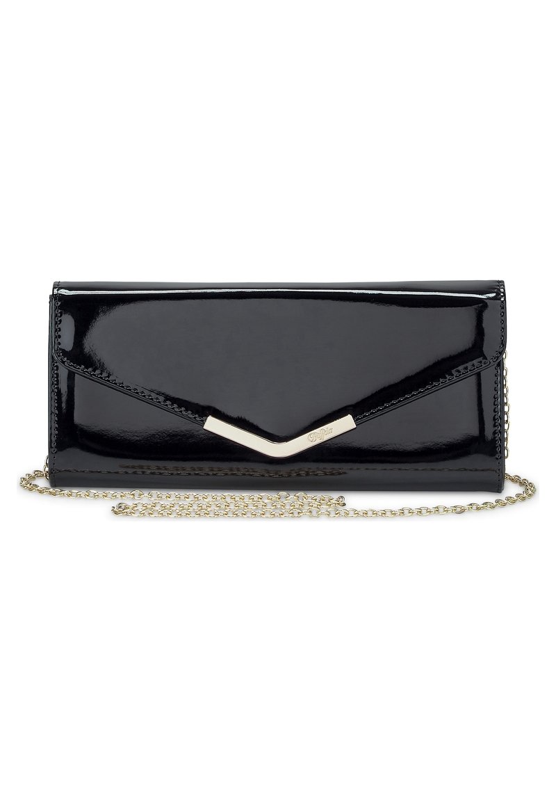 Clutch de charol negro con una cadena dorada, que presenta un elegante acento metálico en forma de V y un cierre con solapa estilo sobre.