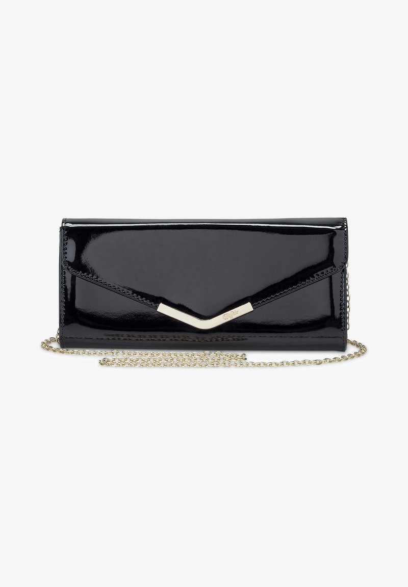 Clutch de charol negro con una cadena dorada, que presenta un elegante acento metálico en forma de V y un cierre con solapa estilo sobre.