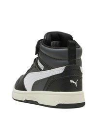 Czarno-białe trampki Puma z wysoką cholewką, z wyściółką wokół kostki, białym logo Puma z boku i na pięcie oraz kremową podeszwą.