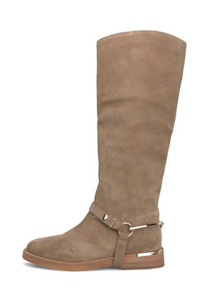 Knöchelhoche, taupe-farbene Wildlederstiefel mit flacher Sohle, abgerundeter Spitze und einem dekorativen Riemenakzent mit Metallbeschlägen nahe dem Knöchel.