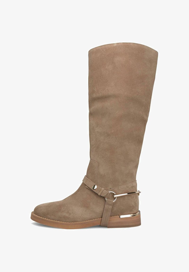 Botte en suède taupe jusqu'au genou avec une semelle plate, un bout arrondi et un accent de sangle décorative avec quincaillerie en métal près de la cheville.