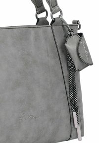 Borsa a tracolla in finta pelle grigia con superficie liscia, dettaglio con frange laterali e logo impresso sul davanti. Presenta doppie cinghie e cuciture a contrasto.