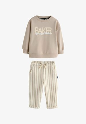 Beige langærmet sweatshirt med teksten "BAKER By Ted Baker" kombineret med cremefarvede bukser med lodrette beige striber og snøre i taljen.