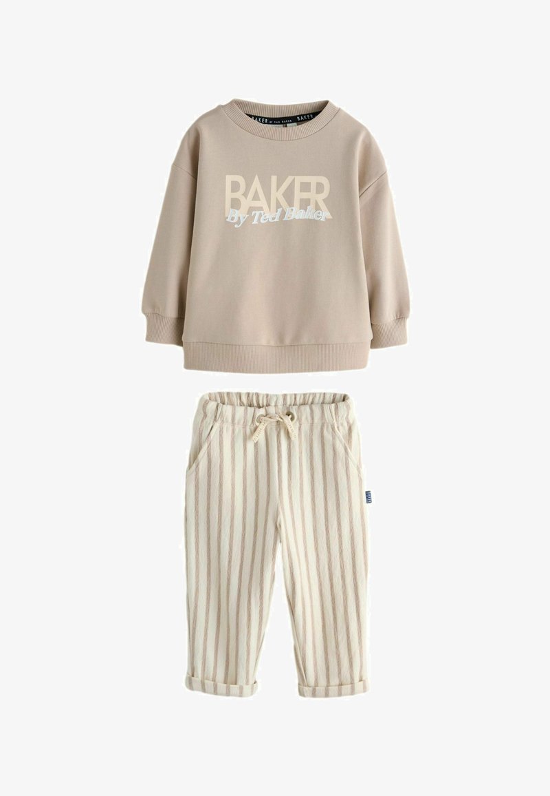 Beige Sweatshirt mit langen Ärmeln und dem Schriftzug "BAKER By Ted Baker", kombiniert mit cremefarbenen Hosen mit vertikalen beigen Streifen und einem Tunnelzug an der Taille.
