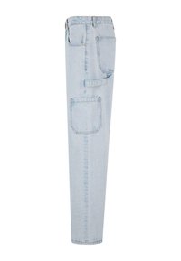 Jeans din denim de culoare albastru deschis, cu un design drept, având multiple buzunare, cusături vizibile și o textură ușor decolorată.