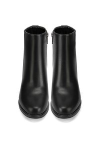 Stivaletti neri alla caviglia realizzati in morbido materiale di ecopelle. Presentano una punta arrotondata e una cerniera laterale per un facile utilizzo. Suola piatta, design minimal.