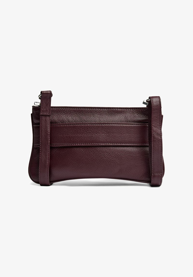 Burgundi bőr clutch táska texturált felülettel, cipzáros zárással és két állítható pánttal. Kompakt téglalap alakú.