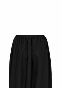 Zwarte rok met een elastische tailleband, gemaakt van een lichtgewicht stof. De rok heeft een losse, vloeiende silhouet en een gekreukte textuur.