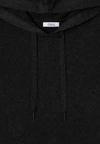Zwarte hoodie met een gestructureerde stof met metalen draden, trekkoorden en een label met de tekst "CECI." Klassiek, casual ontwerp.