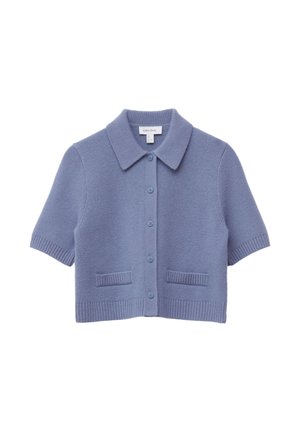 Hellblauer Kurzarm-Strickcardigan mit Kragen, Knopfverschluss und zwei vorderen Taschen. Mit gerippten Bündchen und Saum.