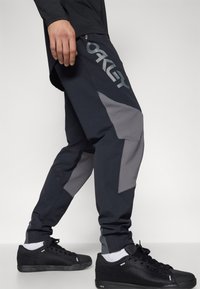 Oakley MAVEN SCRUB PANT - Παντελόνι εξωτερικού χώρου - black/grey