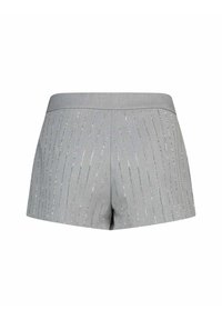 Pantaloni corti grigi in un materiale strutturato, con strisce verticali e dettagli metallici. Design con una cintura semplice e un taglio sartoriale.