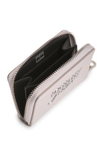 Συμπαγές πορτοφόλι φερμουάρ σε μεταλλικό ασημί με ομαλή υφή, μαύρο εσωτερικό, πολλαπλές θήκες για κάρτες και ανάγλυφη λεπτομέρεια με λογότυπο.