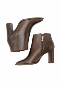 Bruine leren enkelboots met een puntige neus, een gladde textuur en een ritssluiting aan de zijkant. Voorzien van een dikke, vierkante hak voor stabiliteit.
