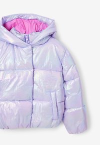 Veste matelassée irisée lavande avec capuche et doublure rose, dotée d'une fermeture éclair frontale et de poches latérales, présentée sur un fond blanc.