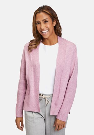 Helle rosa Strickjacke mit gerippten Kanten und offenem Design. Hergestellt aus weichem Material, mit langen Ärmeln und einer lockeren Passform.