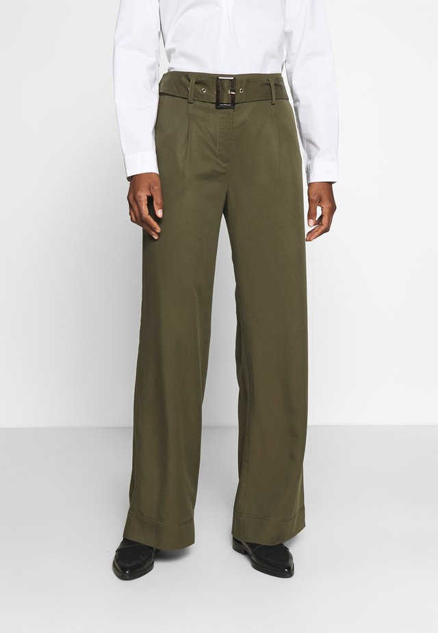 WIDE LEG BOX PLEAT TROUSERS WITH BELT - Trousers - dark khaki