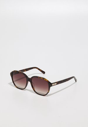 Óculos de sol de tartaruga com armação octogonal e lentes degradê. Apresenta hastes finas e pequena marcação em metal de um lado.