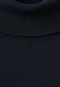 Marineblauwe coltrui met een geribbelde textuur en hoge kraag. Glad gebreide stof, consistent patroon, zonder zichtbare versieringen of sieraden.