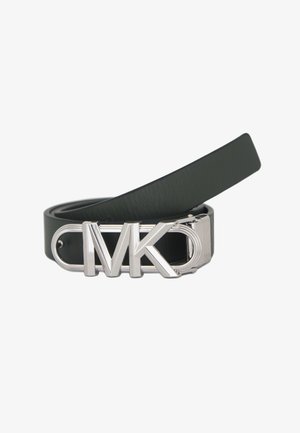 Ceinture en cuir noir avec une large sangle et une boucle en argent brillant arborant les lettres "MK" dans un design distinctif. Texture lisse.