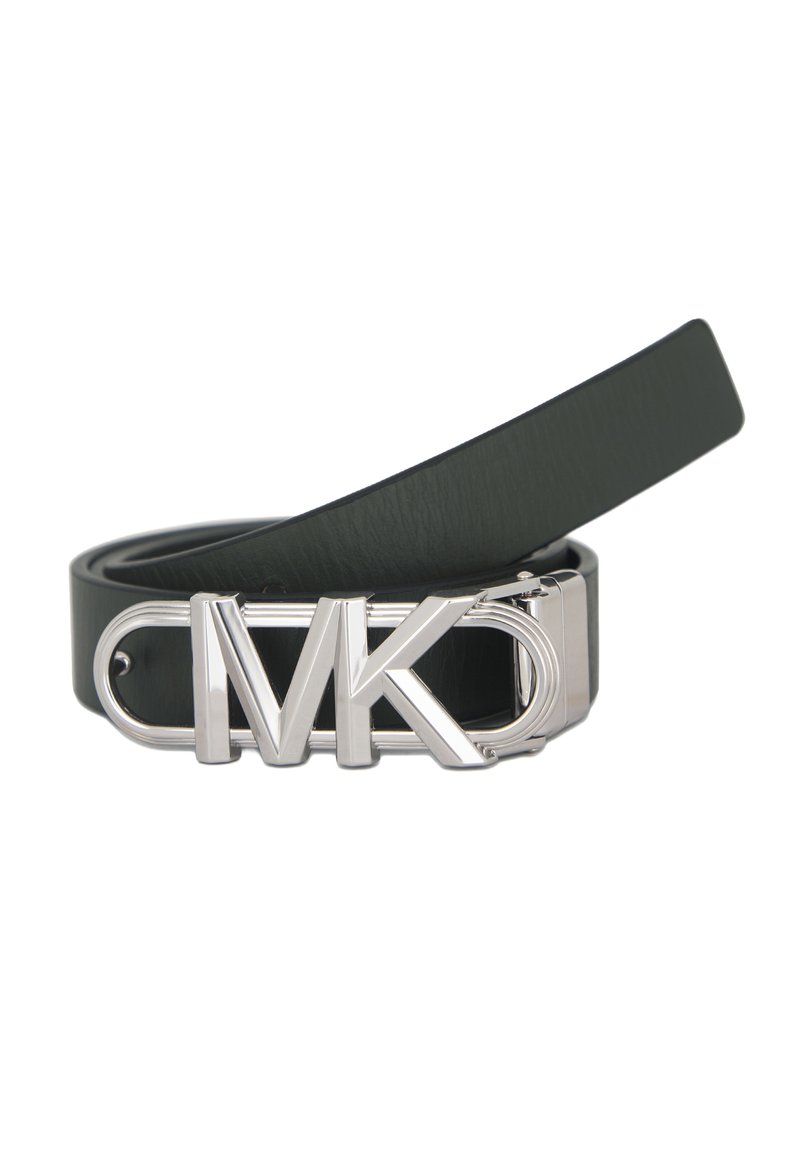 Zwarte leren riem met een brede band en een glanzende zilveren gesp met de letters "MK" in een onderscheidend ontwerp. Gladde textuur.