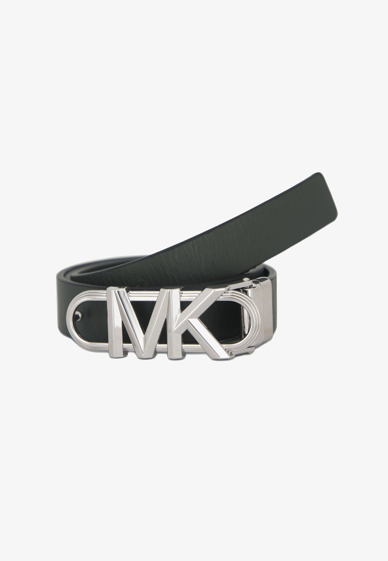 Cinturón de cuero negro con una correa ancha y una hebilla de plata brillante que presenta las letras "MK" en un diseño distintivo. Textura suave.