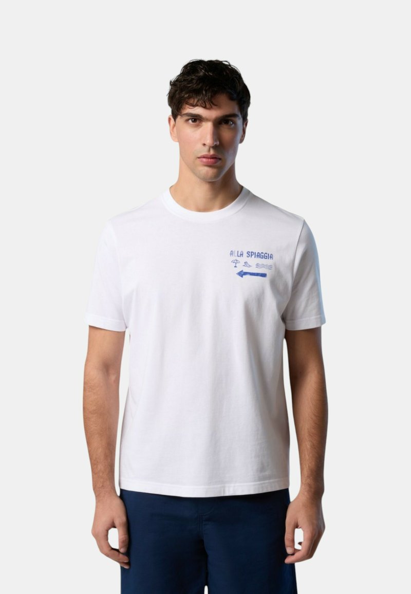 T-shirt bianca in cotone con colletto girocollo e maniche corte. Presenta una grafica blu con testo e icone nell'area del petto sinistro.