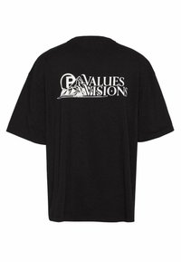 Tricou oversize negru din bumbac, cu text alb imprimate "VALORI" și "VIZIUNI" și un grafic de munte pe spate.