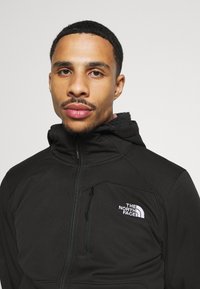 The North Face M QUEST HOODED SOFTSHELL - Softshelljas - tnf black