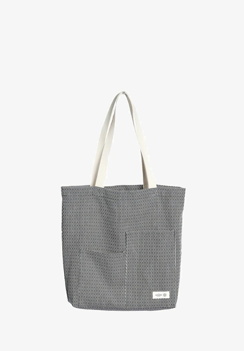 Taška typu tote z tmavosivého a bielo pruhovaného materiálu, s dvoma prednými vreckami, bielymi bavlnenými popruhmi a malou značkou na spodnej strane.