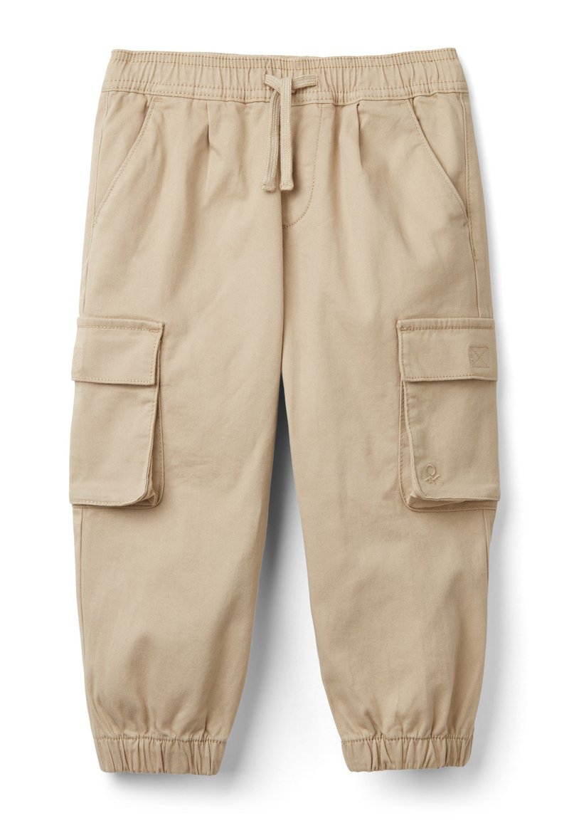 Beige cargobroek met een elastische taille, trekkoord en elastische boorden. Voorzien van twee zij cargopockets en een soepele katoenmix structuur.