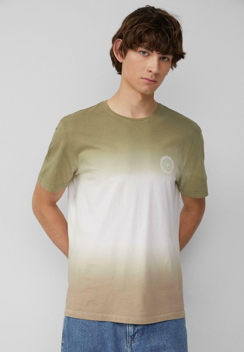 Grünes und weißes T-Shirt mit Farbverlauf aus Baumwolle. Verfügt über kurze Ärmel und einen runden Halsausschnitt, mit einem kreisförmigen Logo oben links.