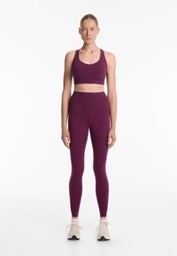 OYSHO MEDIUM-SUPPORT COMPRESSIVE WITH CUPS - Športni modrček s srednjo podporo - dark red