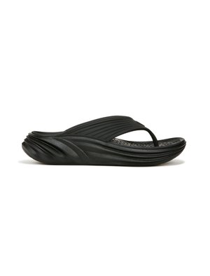 Tongs en caoutchouc noir avec une semelle intérieure texturée, une semelle courbée et une lanière fine. Présente des rainures prononcées et des accents lisses.