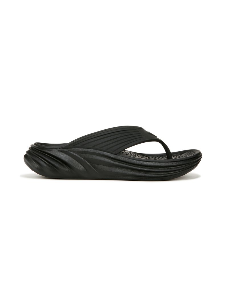 Zwarte rubberen teenslippers met een gestructureerde voetbed, gebogen zool en een slanke band. Bevat uitgesproken groeven en gladde accenten.