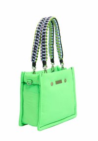 Groene stoffen draagtasje met een gestructureerde vorm, voorzien van een gevoerde ontwerp, contrasterende gevlochten handvatten en metalen accenten.