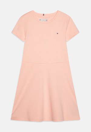 Abito rosa chiaro a maniche corte, realizzato in cotone morbido, con una vestibilità rilassata, scollatura rotonda e una leggera svasatura nella gonna.