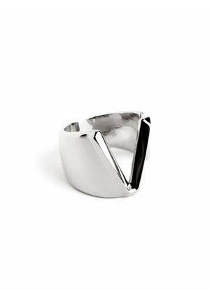 Anello in metallo argento con una forma geometrica a V, caratterizzato da una superficie lucida e un accento interno nero in contrasto. Texture liscia nel complesso.