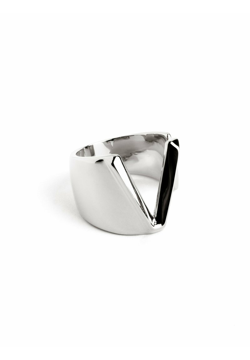 Anello in metallo argento con una forma geometrica a V, caratterizzato da una superficie lucida e un accento interno nero in contrasto. Texture liscia nel complesso.