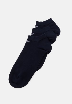 Meias de tornozelo azuis (conjunto de três) feitas de uma mistura suave de algodão, com punhos canelados e detalhe do logo em branco contrastante.