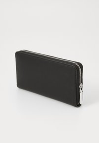 Czarny portfel o eleganckim designie, wykonany z teksturowanego materiału, z kontrastowym srebrnym zamkiem błyskawicznym i minimalistycznym logo z boku.