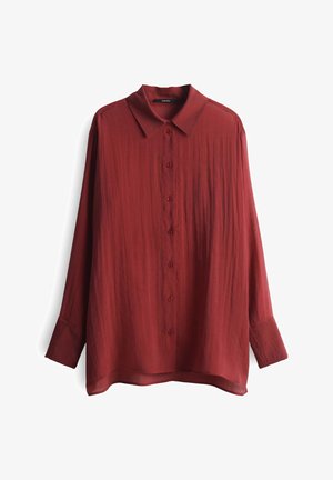 Rode, langarmige shirt gemaakt van een gestructureerde, lichte stof. Bevat een kraag en een knoopsluiting aan de voorkant met bijpassende knopen.