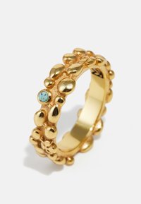 Goldring mit abgerundeter, strukturierter Oberfläche, die kleine, erhabene Blasen aufweist; enthält einen Türkisstein-Akzent auf einer Seite.